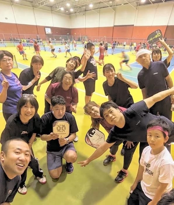 コートで仲間とピックルボールを楽しむ様子