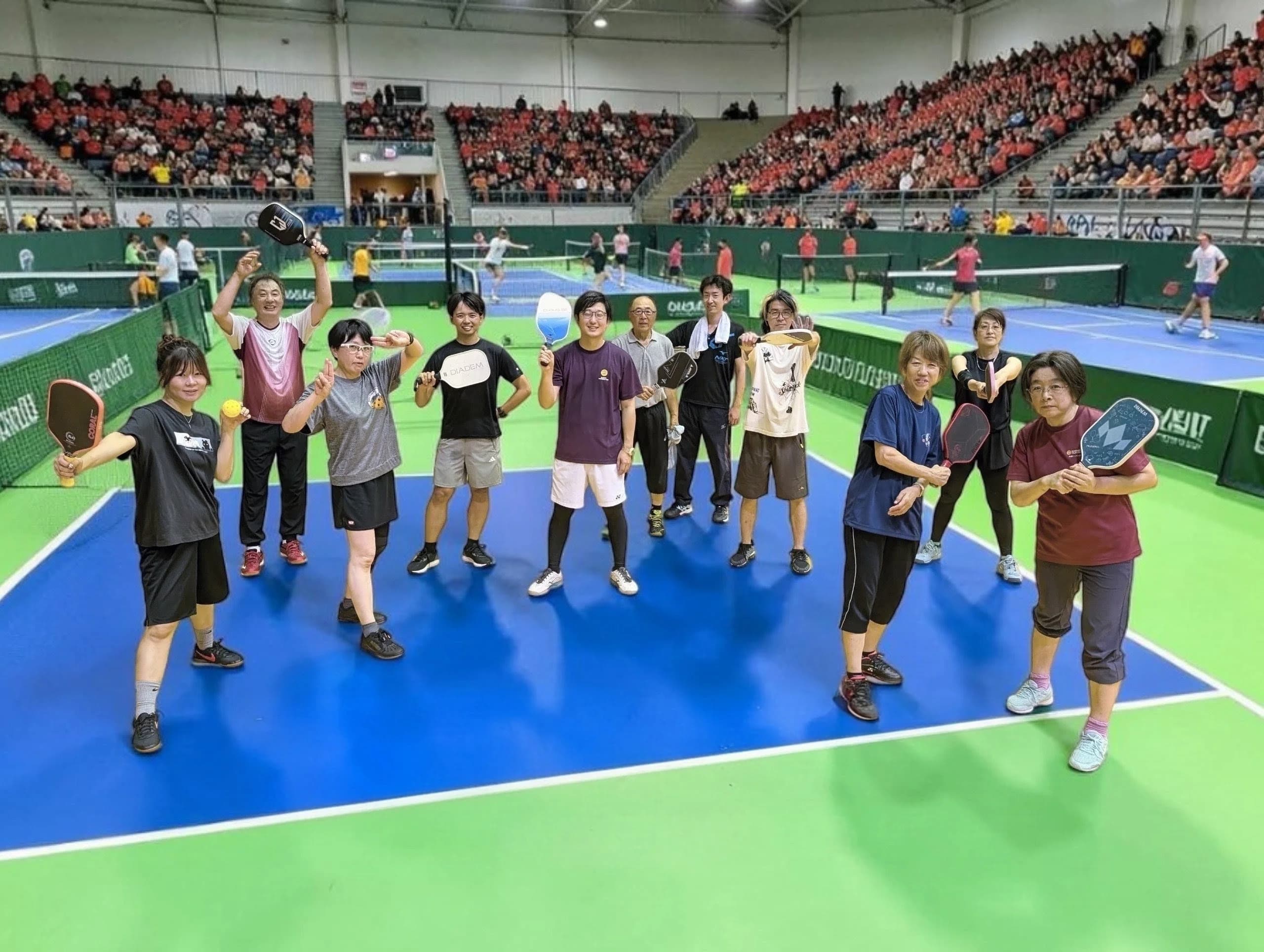コートで仲間とピックルボールを楽しむ様子